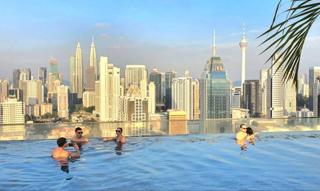 Regalia Suites Klcc View Rooftop Infinity Pool By Angkasa Homes Kuala Lumpur Ngoại thất bức ảnh